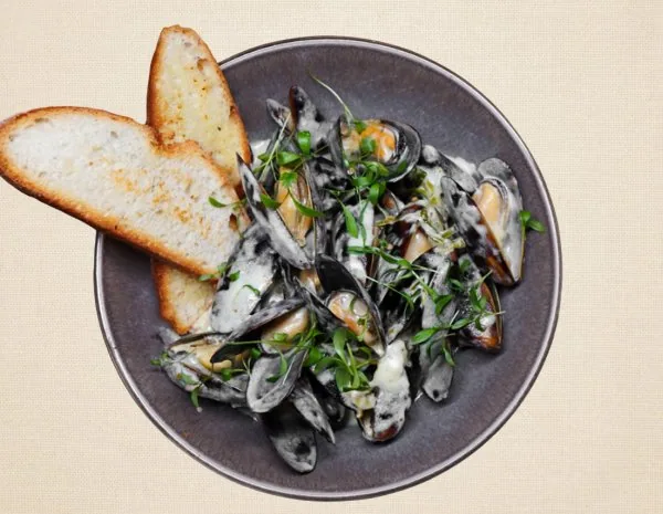 MUSSELS IN CREAMY DORBLU SAUCE