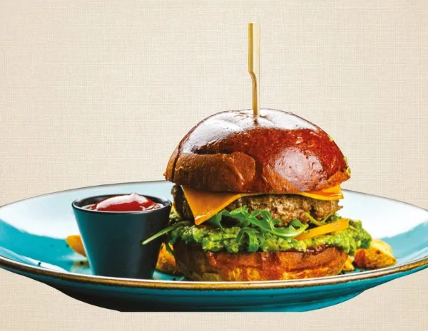BEEF BURGER WITH SPICY GUACAMOLE: