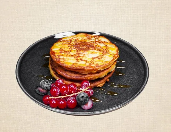 PANCAKES WITH SYRUP AND BERRIES