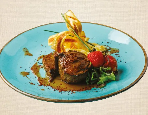 BEEF MEDALLIONS WITH MASHED POTATOES: