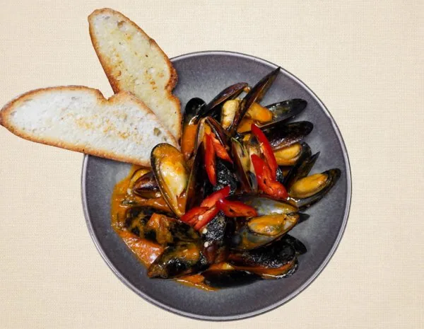 MUSSELS IN SPICY TOMATO SAUCE