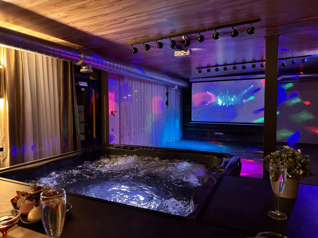Terrace spa pool at the Cinema & Spa Penthouse